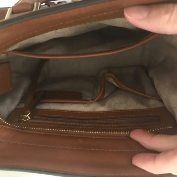 Michael Kors brown crossbody/handbag in brown. - Picture 2 of 2